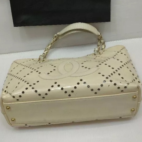 CHANEL CC PERFORATED PATENT LEATHER TOTE - Picture 3 of 7